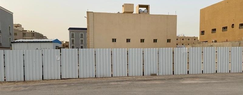 سور معدني حول موقع بناء